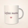 Witte mok met de tekst Liefste mama en een roze hartje: voorbeeld van een personalisatie (3D-voorbeeldweergave, geen foto)