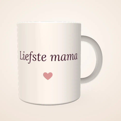 Witte mok met de tekst Liefste mama en een roze hartje: voorbeeld van een personalisatie (3D-voorbeeldweergave, geen foto)