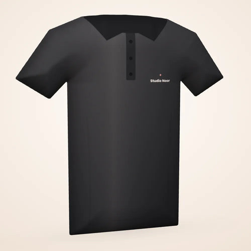 Zwarte polo met een klein logo Studio Noor op de borst: voorbeeld van een zakelijke personalisatie (3D-voorbeeldweergave, geen foto)